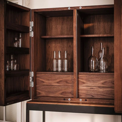 Mobile Contenitore Cambusa Fly in legno listellare e massello con base in ferro di Riva1920