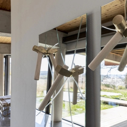 Appendiabiti a forma di martello con specchio Bastaaa di Mogg