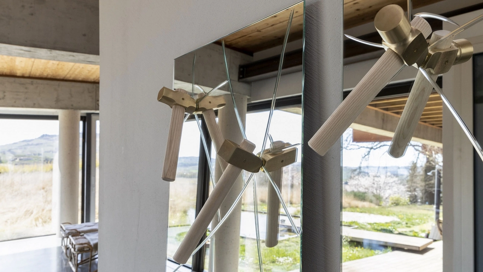 Appendiabiti a forma di martello con specchio Bastaaa di Mogg