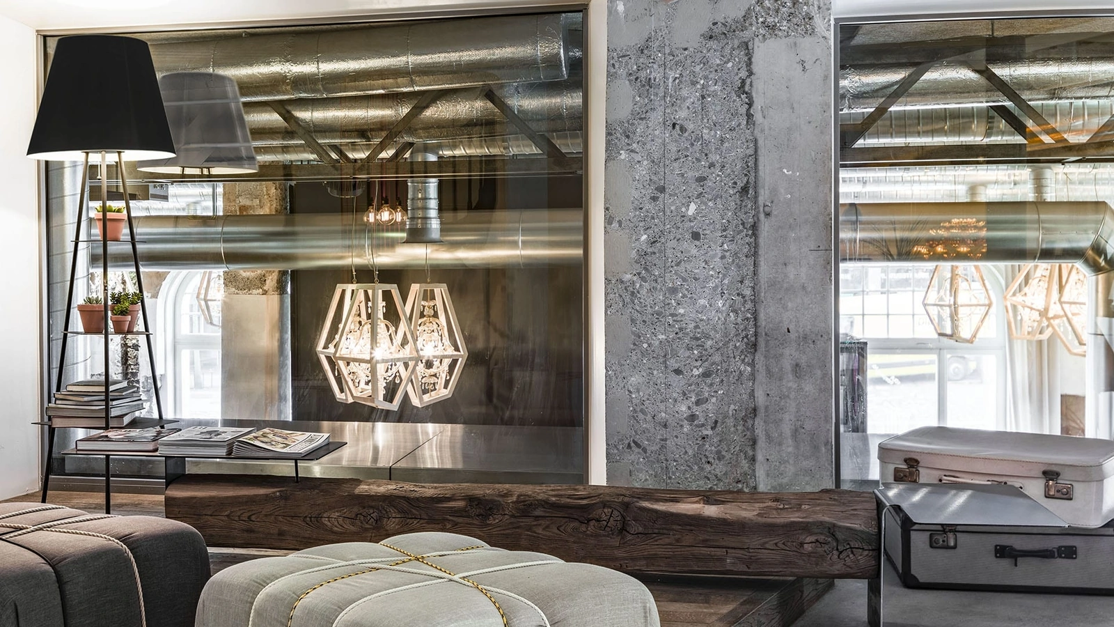 Tavolino realizzato da una trave in legno antico di recupero con piani in metallo Beam di Mogg