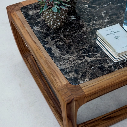 Tavolino Bungalow Side Table con top in marmo e struttura in legno massello di Riva1920