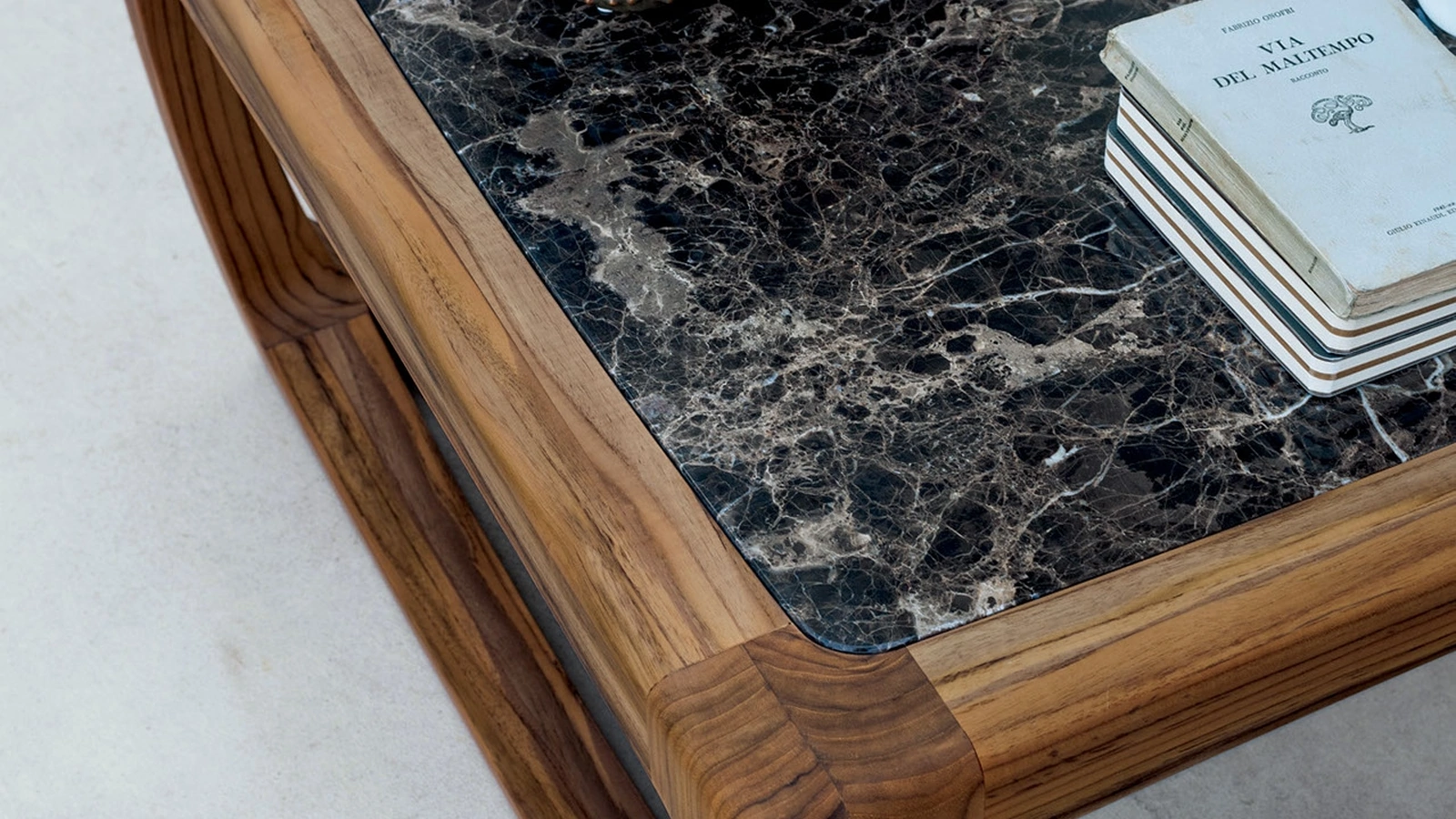 Tavolino Bungalow Side Table con top in marmo e struttura in legno massello di Riva1920