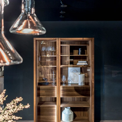 Contenitore Vetrina Cambusa Evo Jumbo in legno listellare dotato di doppia anta in vetro fumé di Riva1920