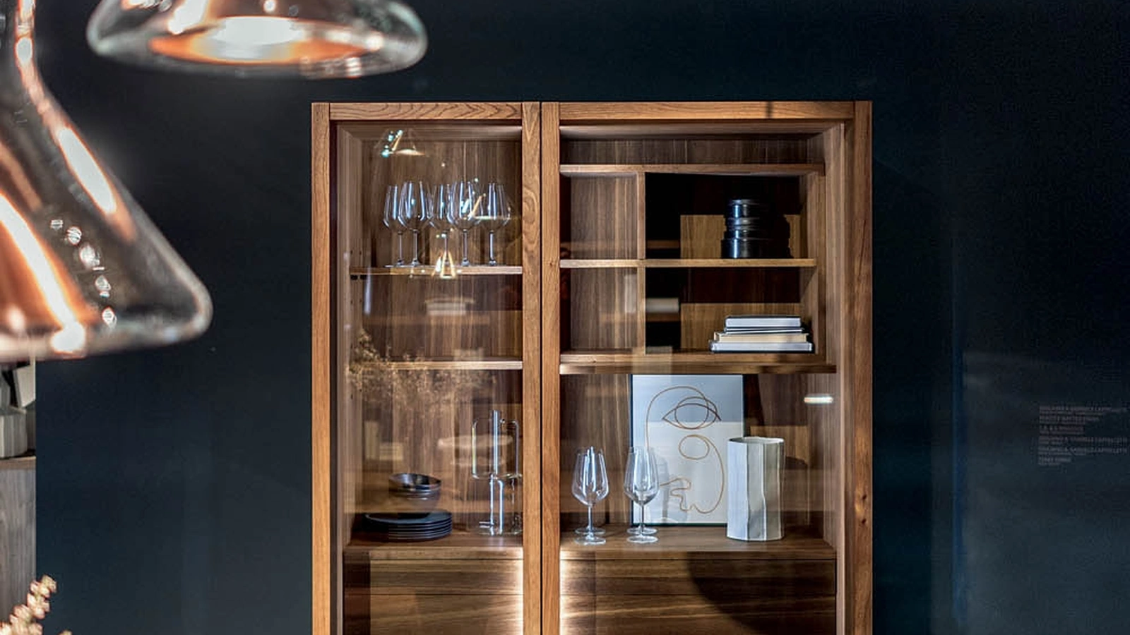 Contenitore Vetrina Cambusa Evo Jumbo in legno listellare dotato di doppia anta in vetro fumé di Riva1920