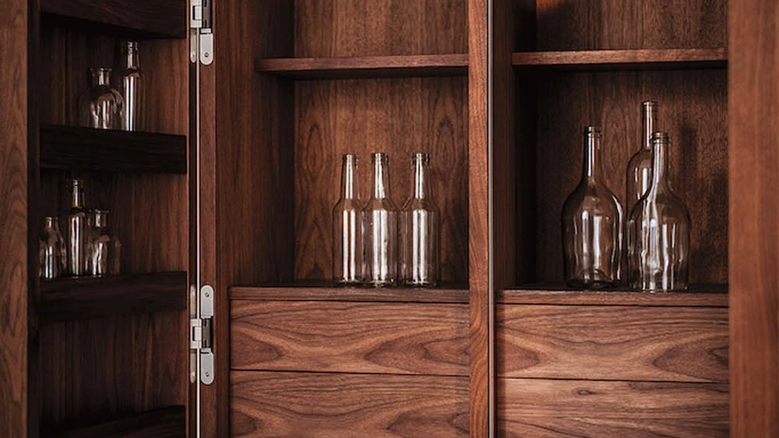 Mobile Contenitore Cambusa Fly in legno listellare e massello con base in ferro di Riva1920