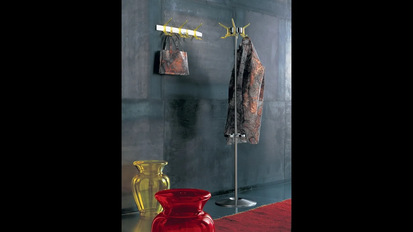 Appendiabiti Hanger in alluminio con ganci in policarbonato di Kartell