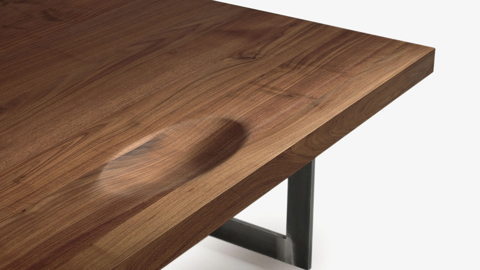 Tavolino Irony con top in legno massello dotato di fresata portaoggetti di Riva1920