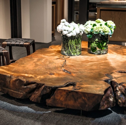 Tavolino Kauri Stump completamente realizzato da una sezione trasversale di testa di massello di Kauri di Riva1920