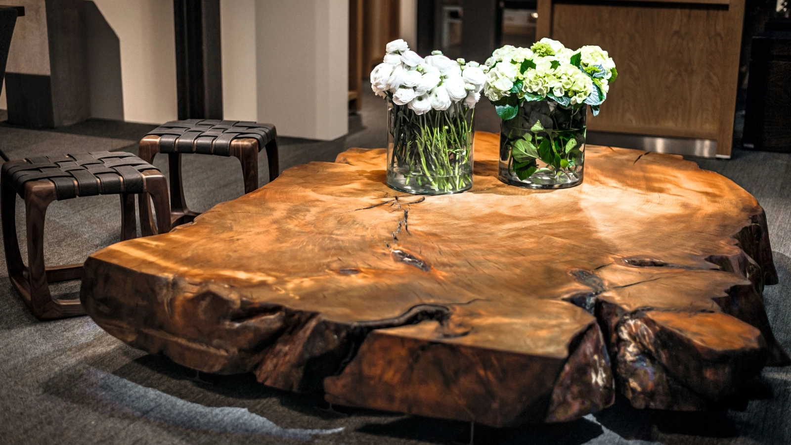 Tavolino Kauri Stump completamente realizzato da una sezione trasversale di testa di massello di Kauri di Riva1920