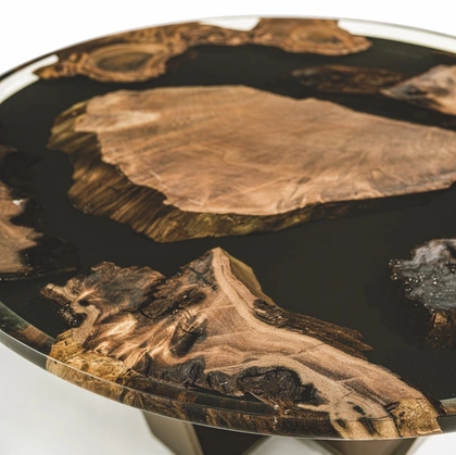 Tavolino Kohi Kauri con top in Kauri e resina e base in ferro di Riva1920