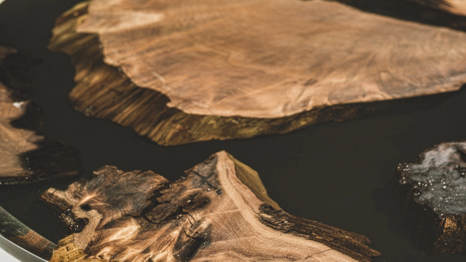 Tavolino Kohi Kauri con top in Kauri e resina e base in ferro di Riva1920