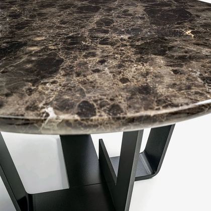 Tavolino rotondo Kohi Marble con top in marmo e base in ferro di Riva1920