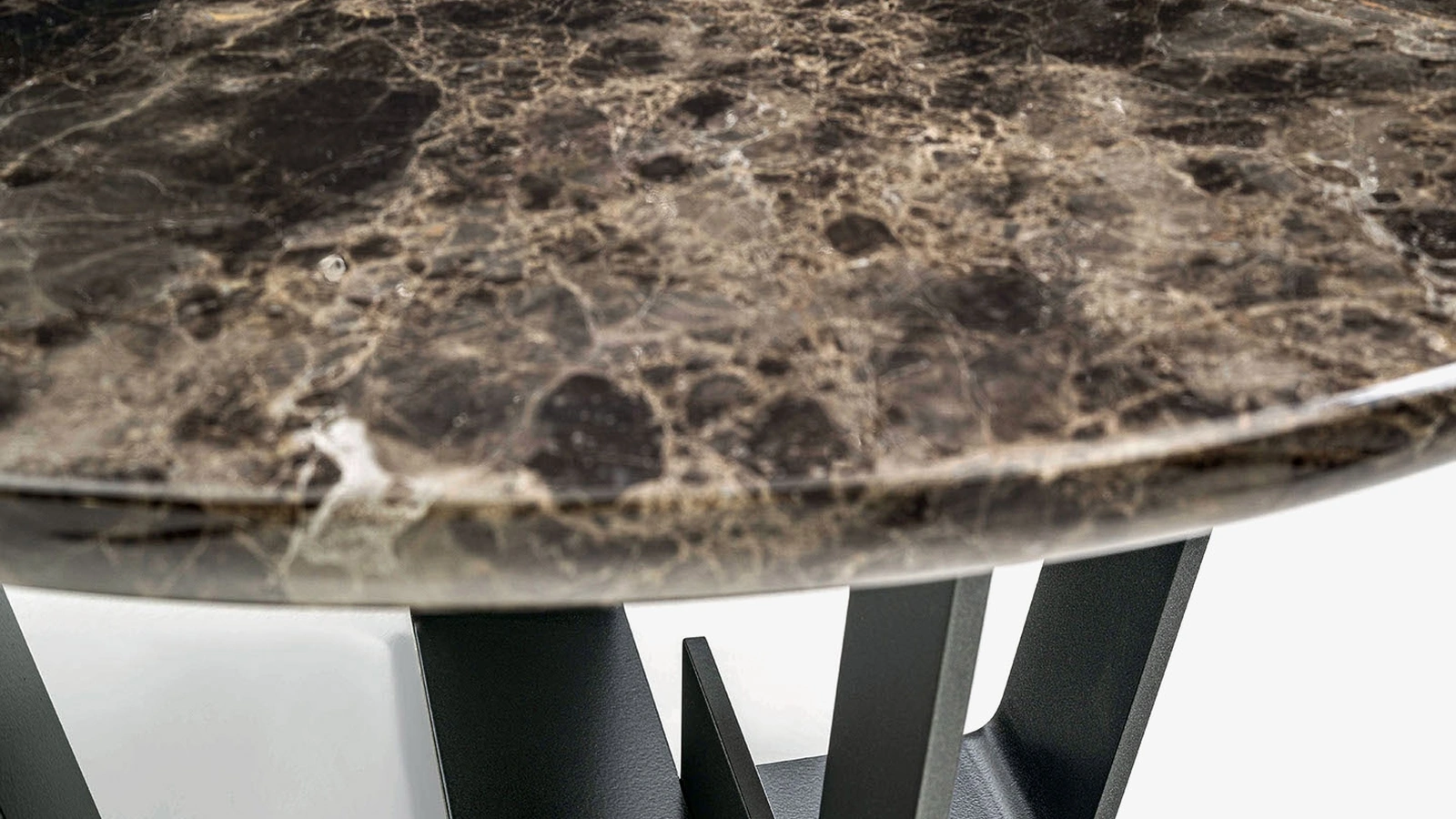 Tavolino rotondo Kohi Marble con top in marmo e base in ferro di Riva1920
