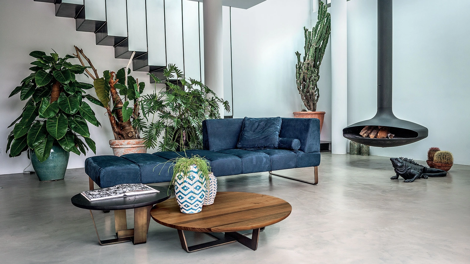 Tavolino Kohi Wood con top in legno massello a liste incollate abbinato ad una base in ferro di Riva1920