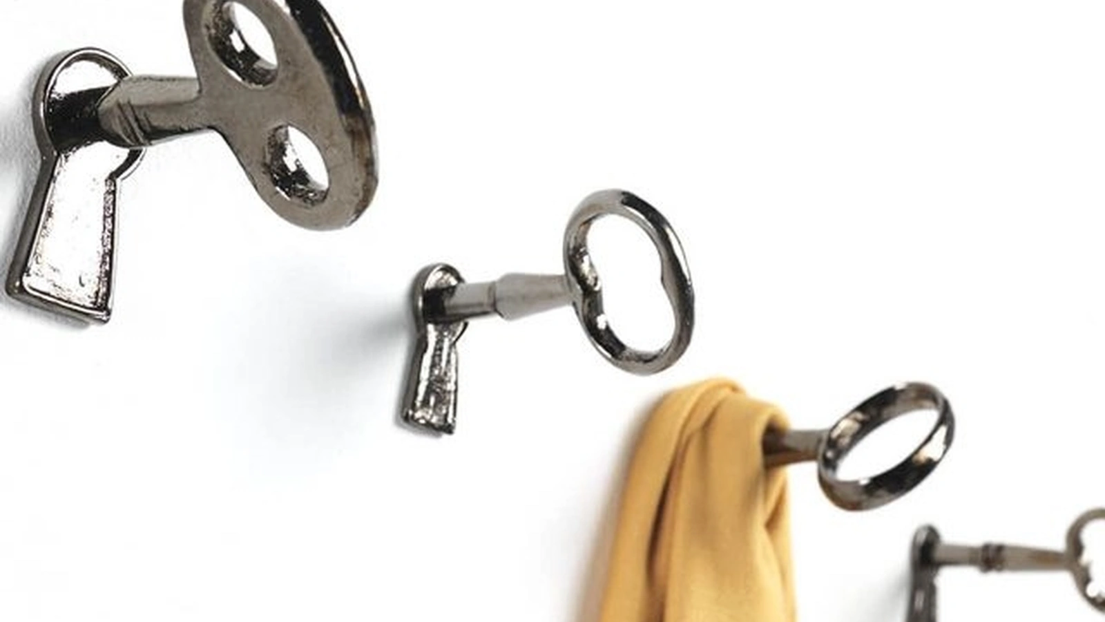 Appendiabiti a forma di chiave in fusione di ottone con finitura color nichel nero Memorie di Mogg