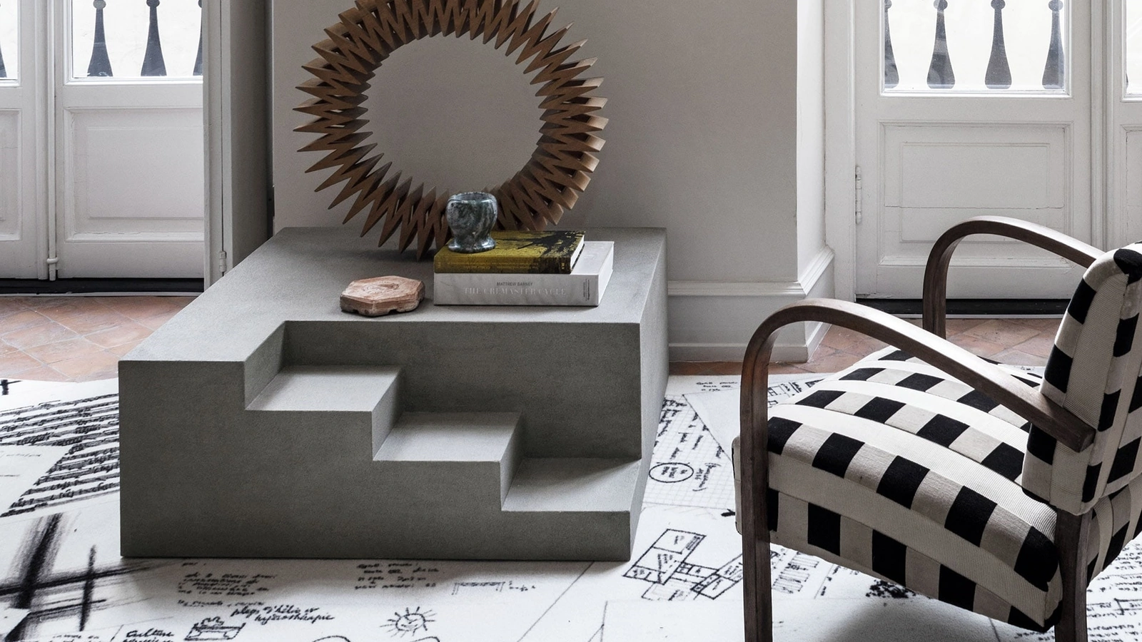 Tavolino di design monolitico e scultoreo in laccato materico cemento Mezzanino di Mogg