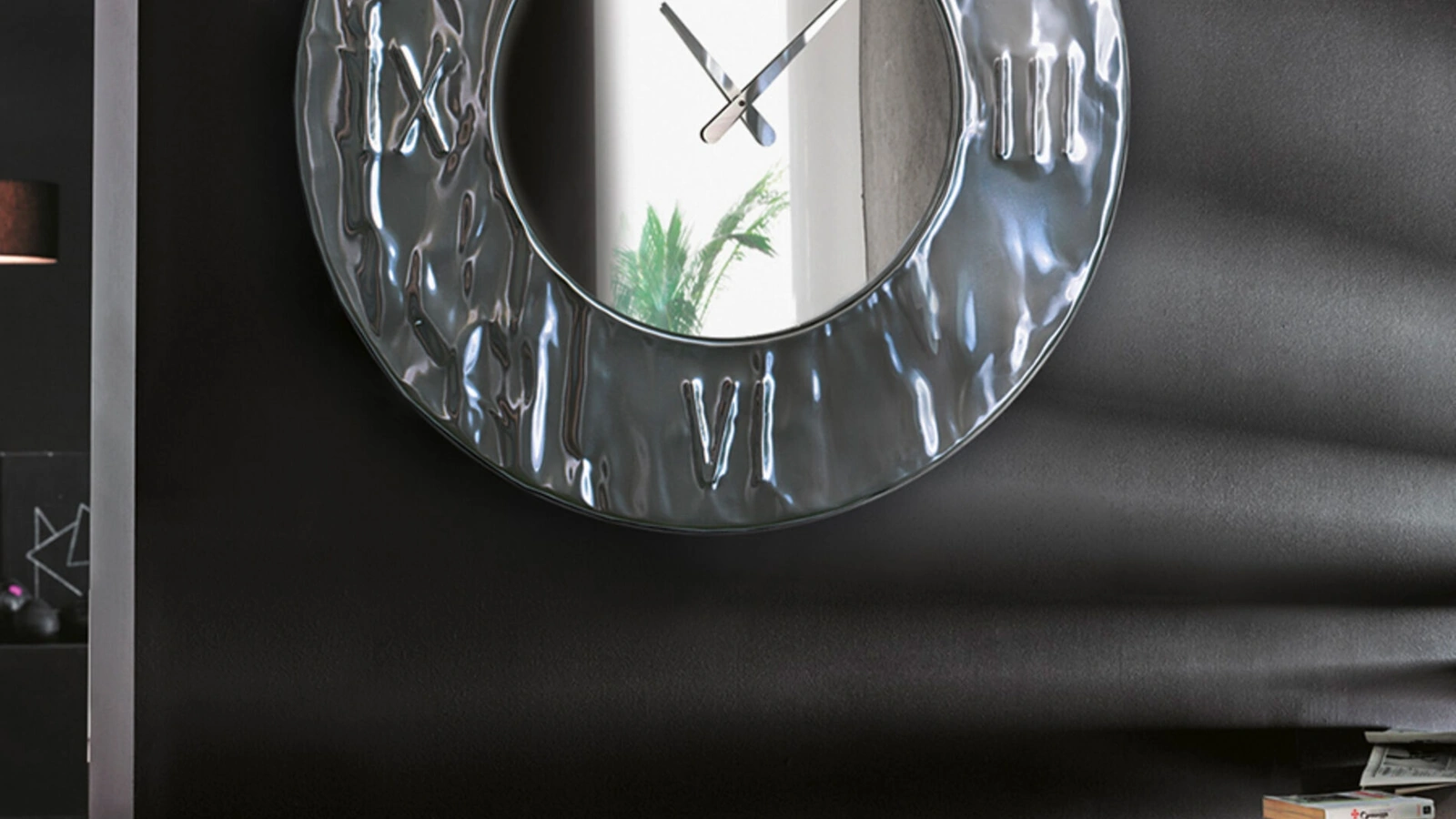 Orologio da muro modellato a mano in alluminio effetto martellato Mito di Riflessi