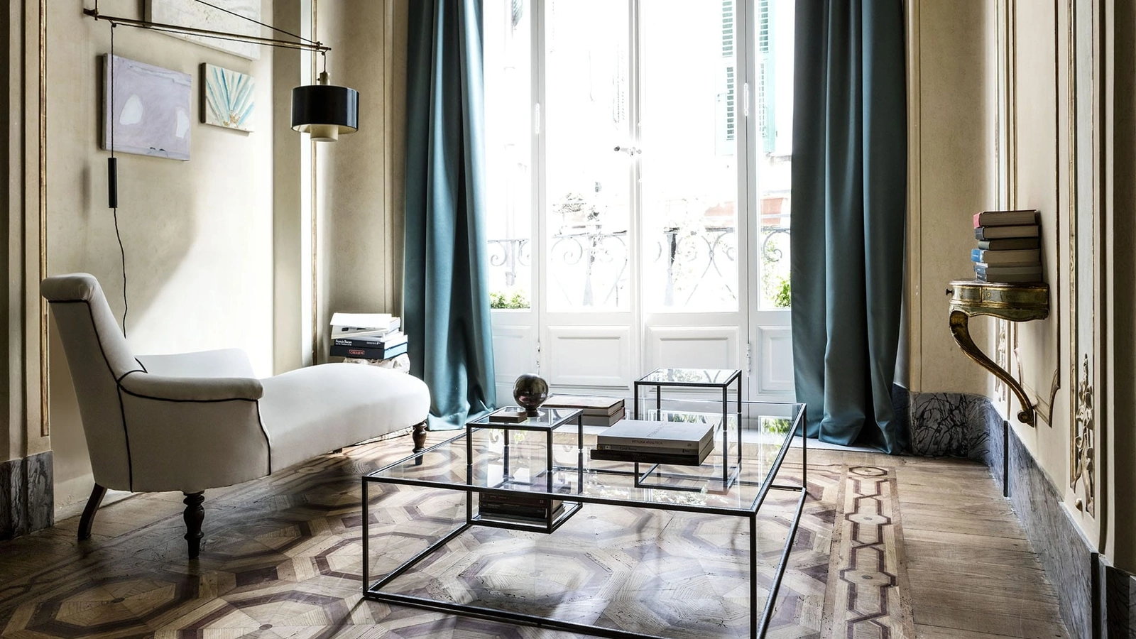 Tavolino con piani in cristallo trasparente e struttura in ferro nero Illusioni di Mogg