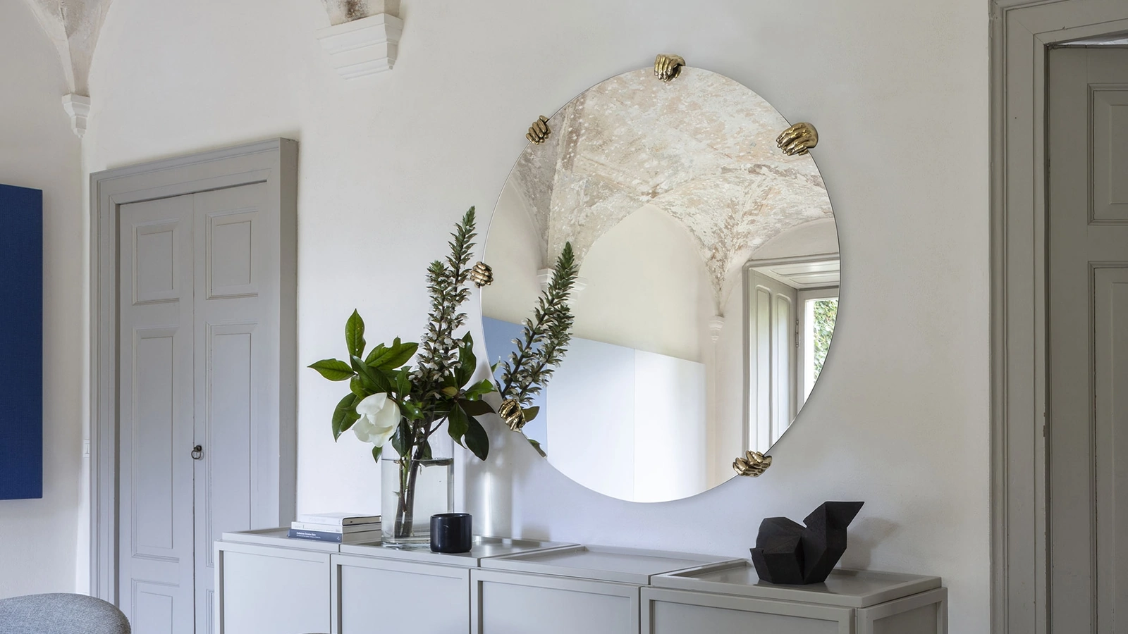 Specchio da parete con mani decorative in fusione di ottone Selfie di Mogg