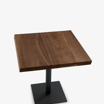 Tavolino Pebbles Small con top quadrato in legno massello e base in ferro di Riva1920