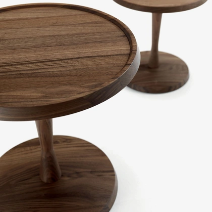 Tavolino rotondo Pegaso realizzato in legno massello di Riva1920