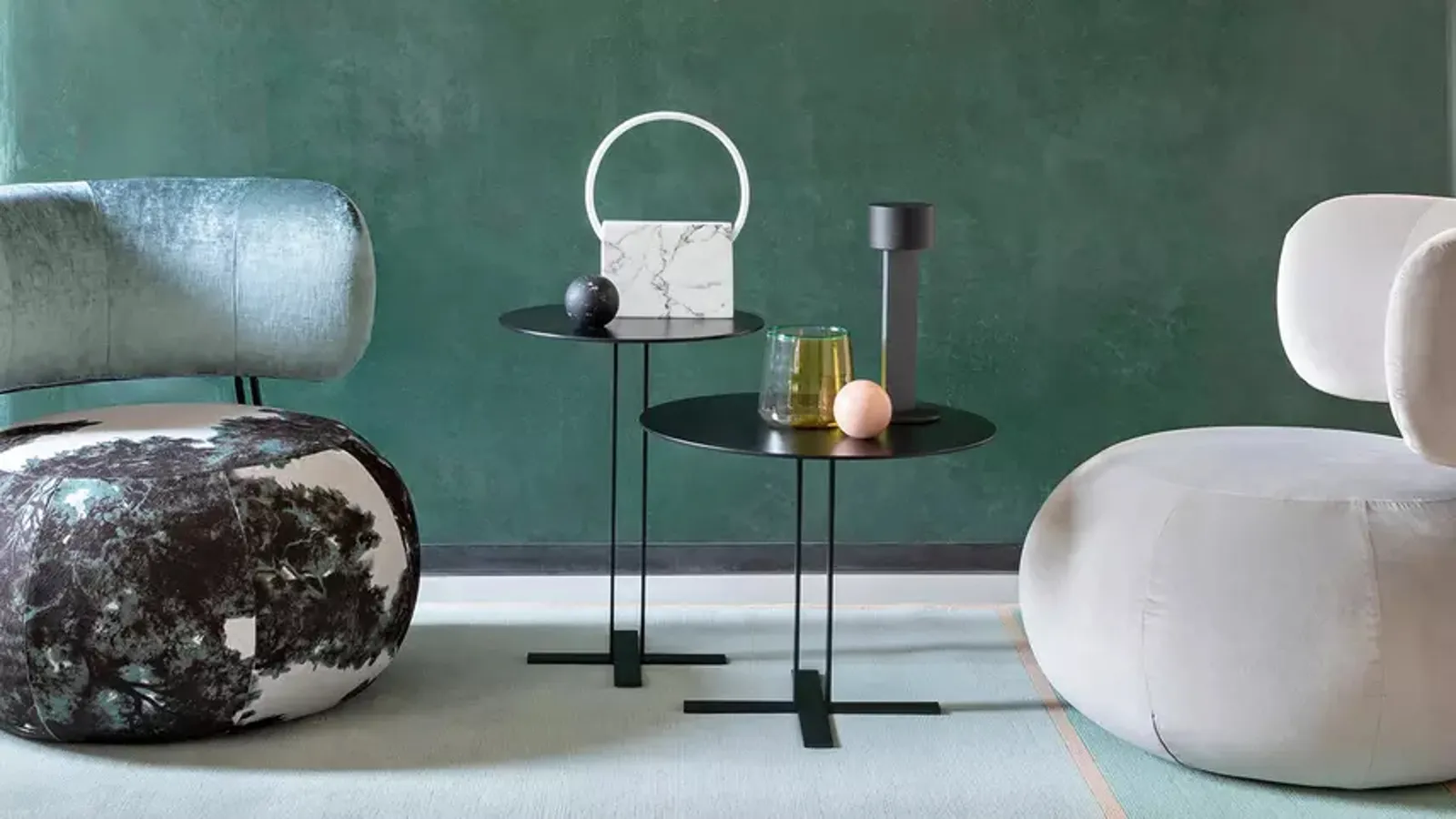 Tavolino in MDF laccato e base in metallo Più di Saba