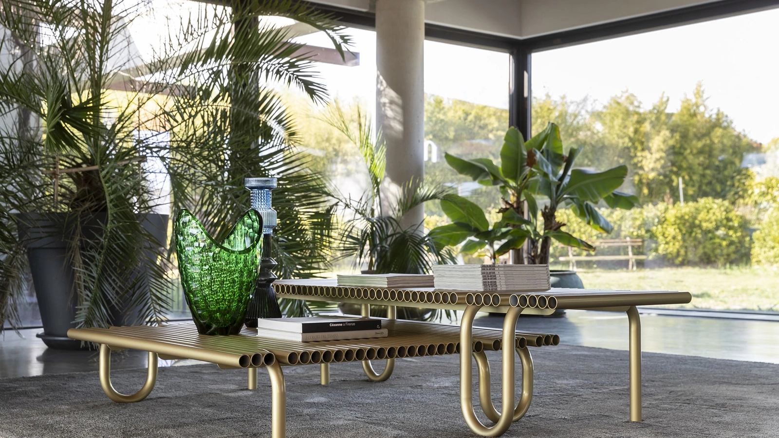 Tavolino di design realizzato con tubi di metallo Pipelines di Mogg