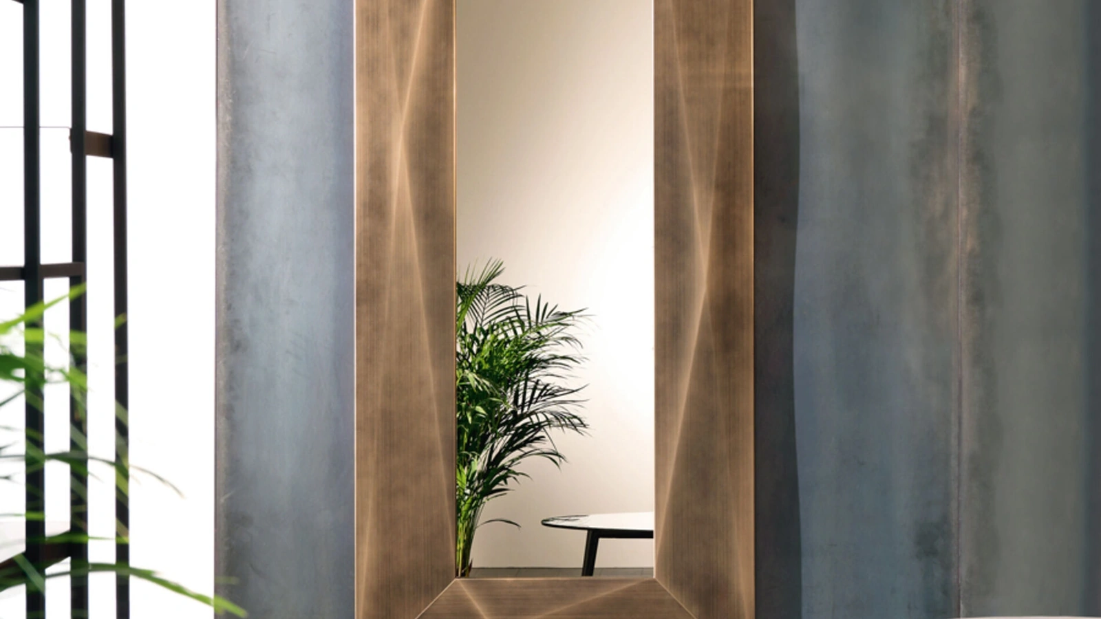 Specchio Diamond con cornice in ottone spazzolato di Riflessi