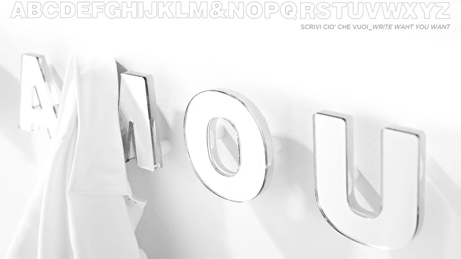 Appendiabiti componibile a forma di lettere a specchio SMS di Mogg