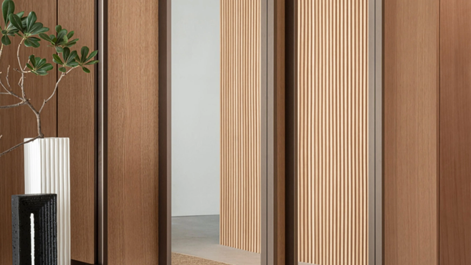 Specchio Altea con cornice in alluminio di Riflessi