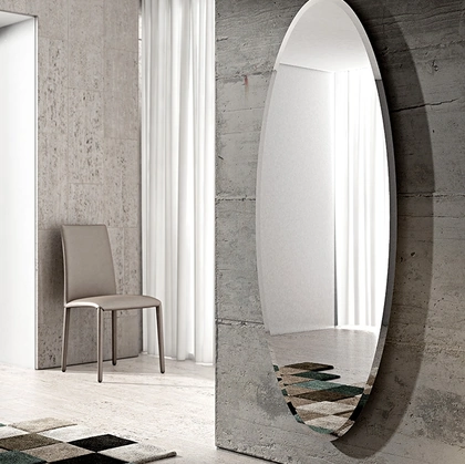 Specchio ovale bisellato di straordinario impatto visivo Ionico di Riflessi