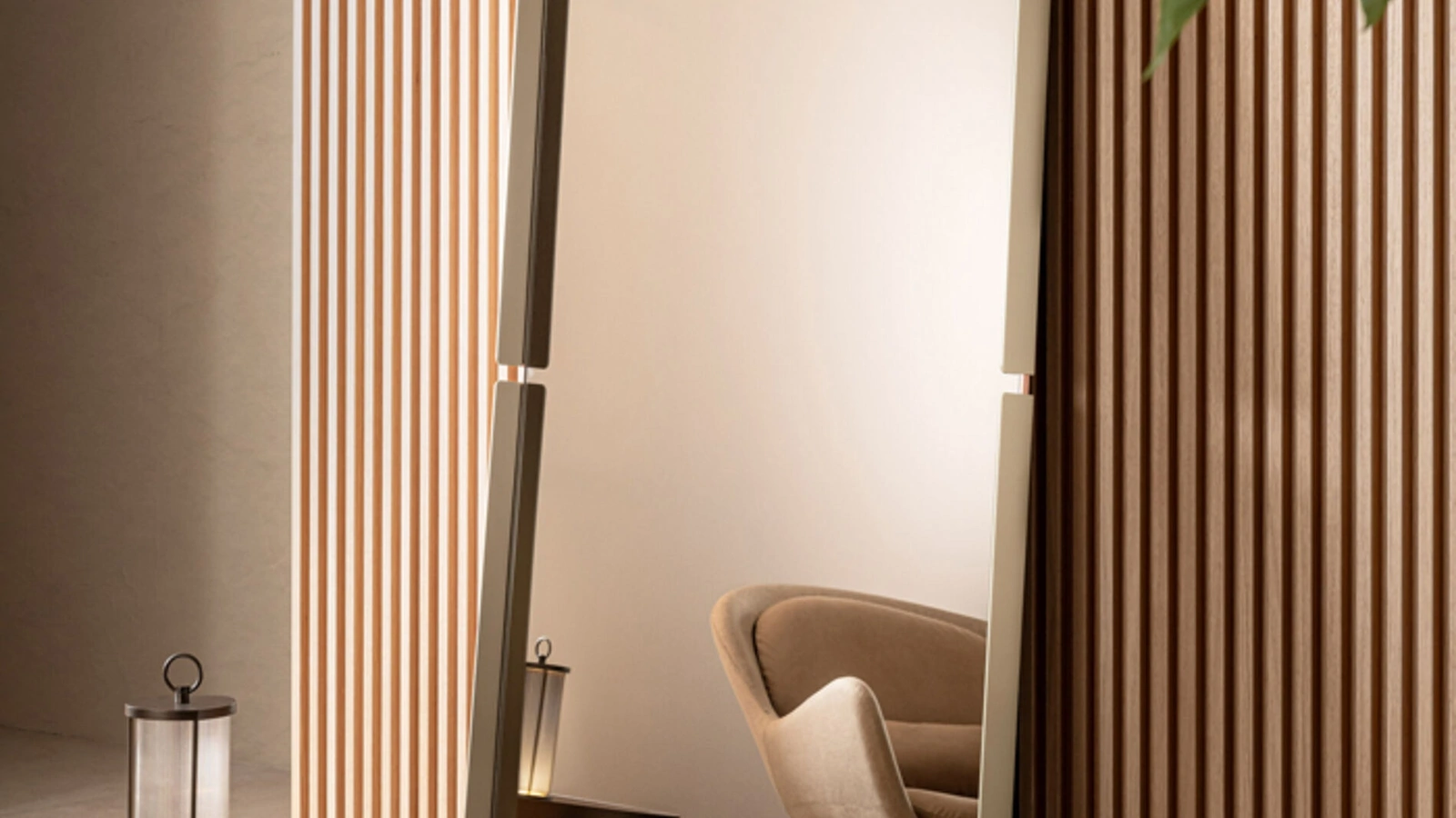 Specchio Omega con cornice in metallo di Riflessi