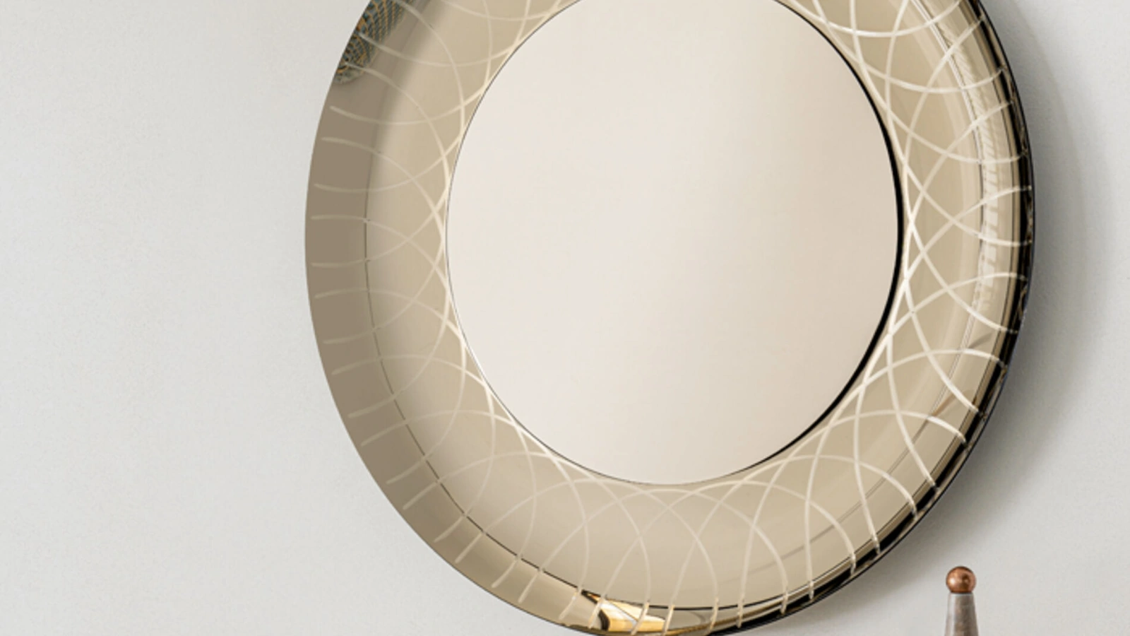 Specchio Vanity con cornice in cristallo specchiante bronzato in fusione con incisioni di Riflessi