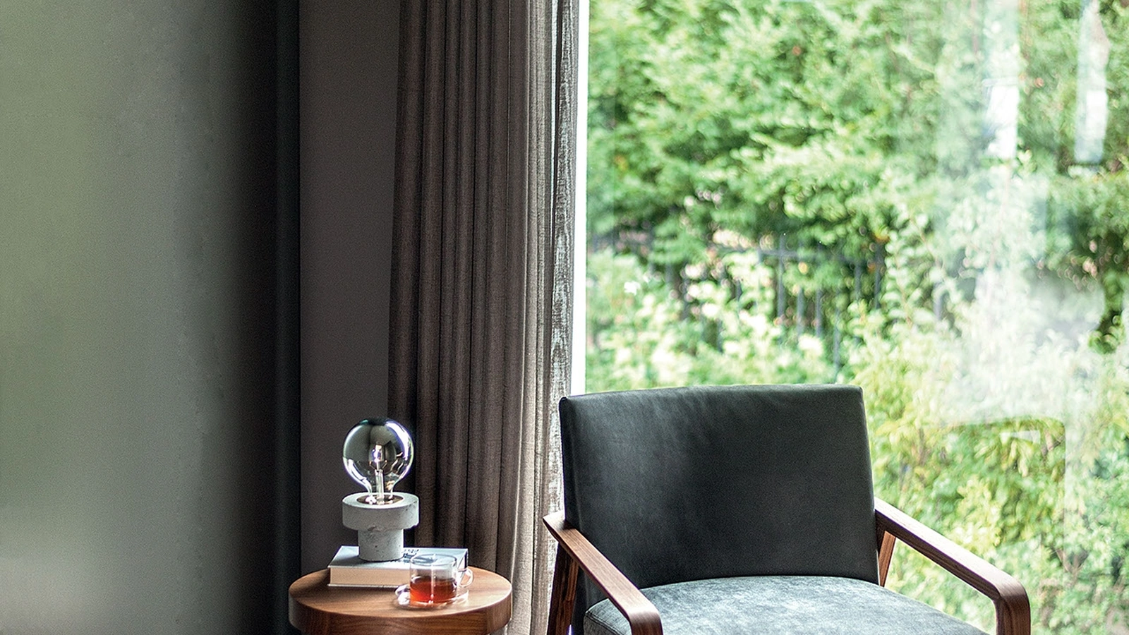 Tavolino Susy in legno massello caratterizzato da un top spesso e da tre gambe d’appoggio di Riva1920