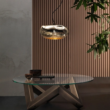 Tavolino Zen New con top in cristallo e base in rovere tinto ottone di Riflessi