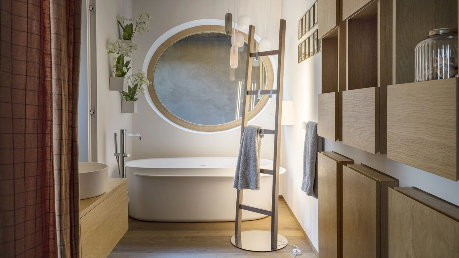 Lampada appendiabiti da terra Alla Scala in legno massello di frassino di Mogg