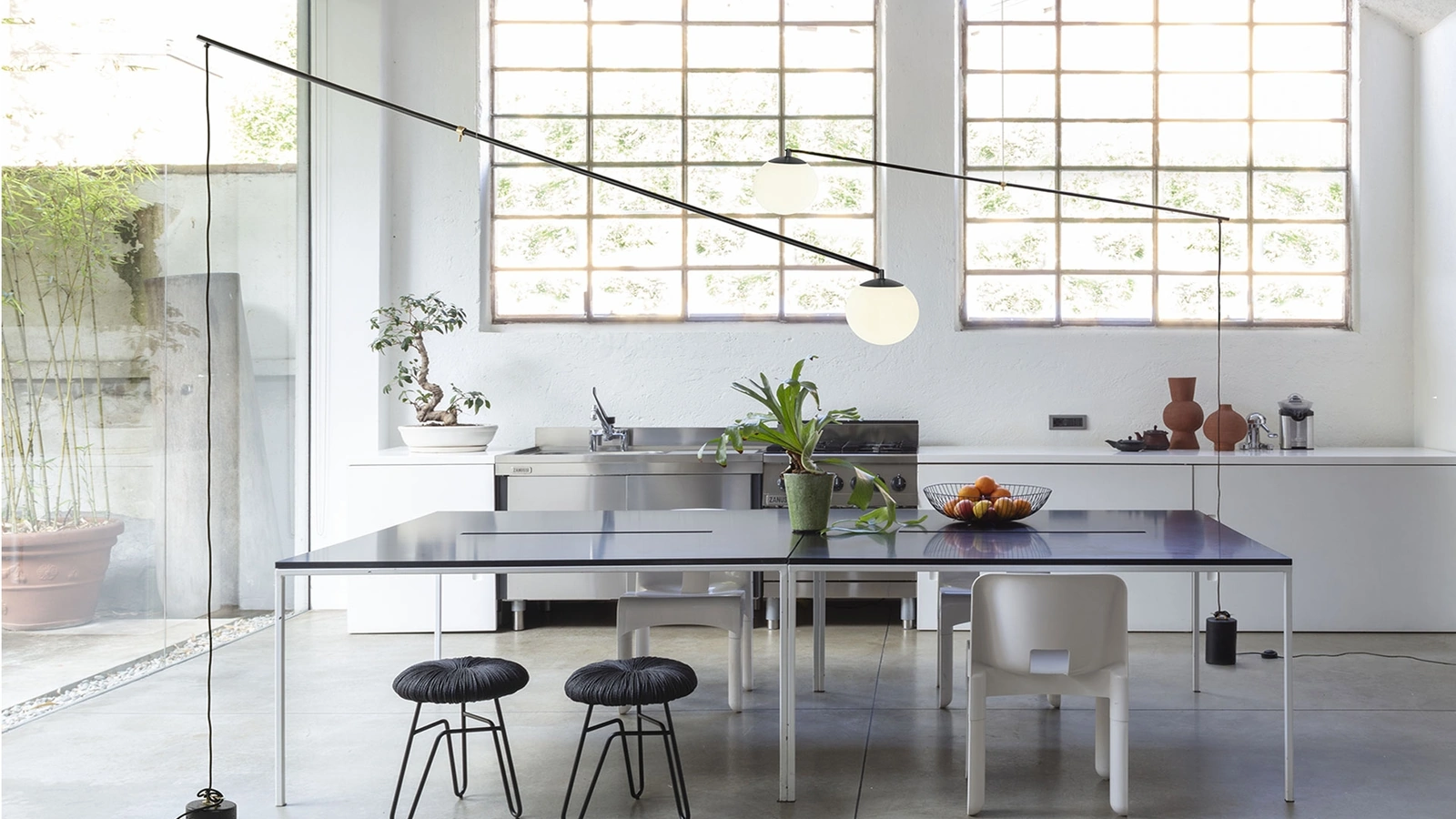 Lampada a sospensione con sottile struttura in metallo nero Bitta di Mogg