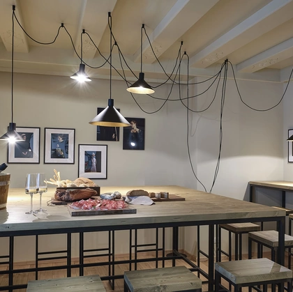 Lampada da terra di design in metallo nero con appendimento dei punti luce a soffitto Cerberina di Moog