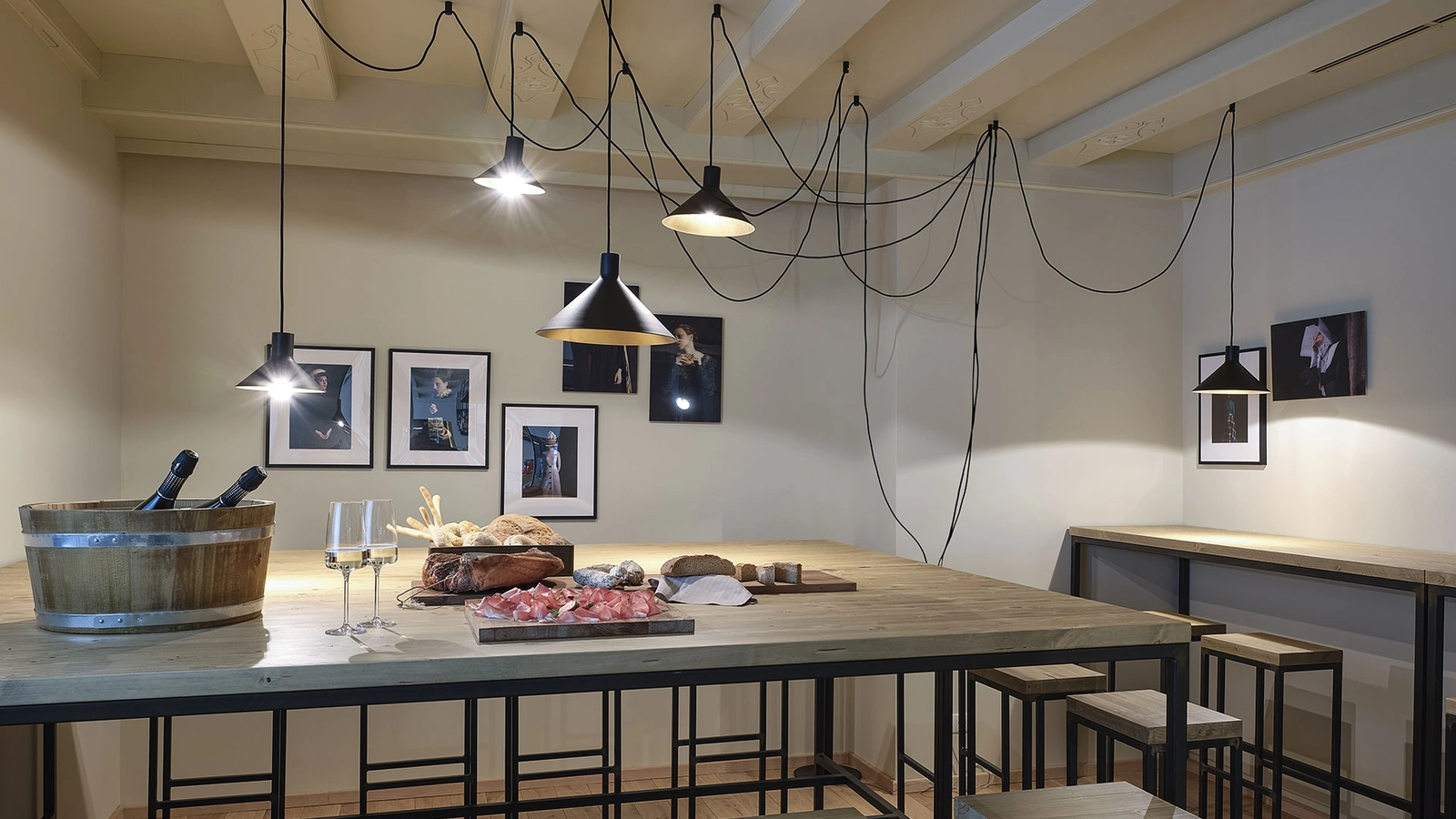 Lampada da terra di design in metallo nero con appendimento dei punti luce a soffitto Cerberina di Moog