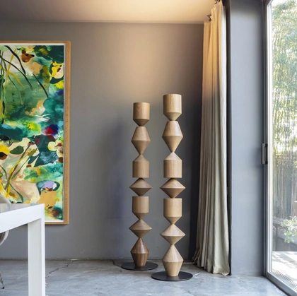 Lampada da terra di design in legno di iroko Costantina di Mogg