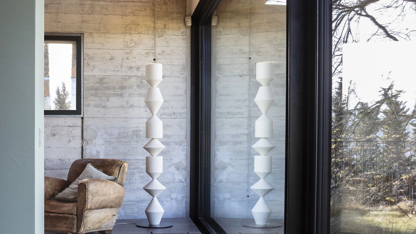 Lampada da terra in legno con finitura materica Costantina di Mogg