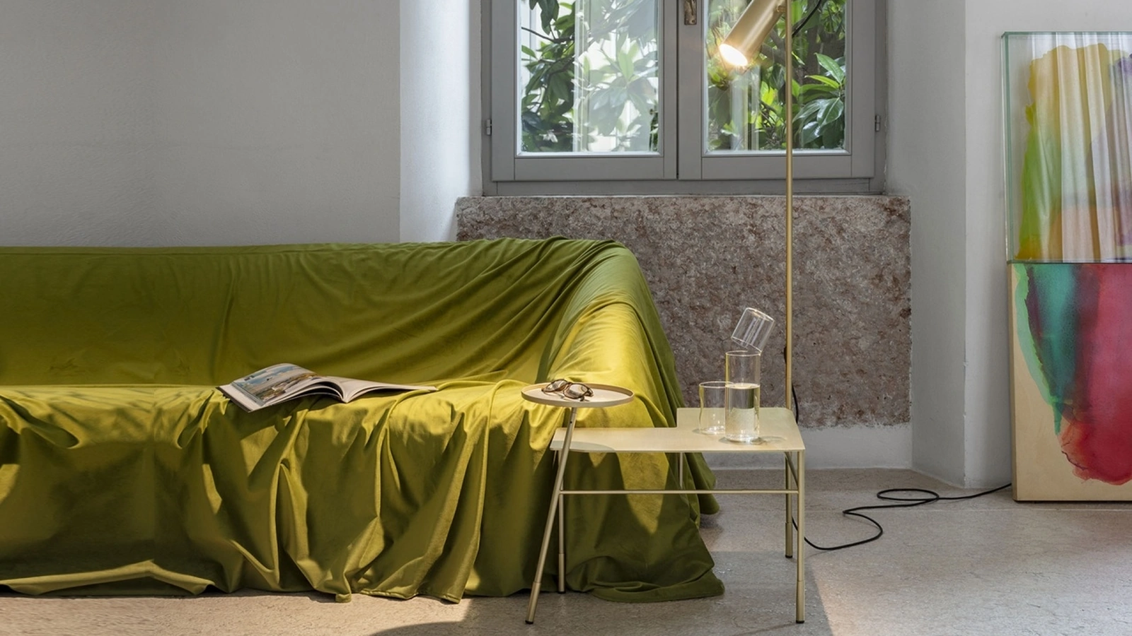 Lampada da terra in metallo con tavolino e piccolo vassoio incorporati Dasè di Mogg