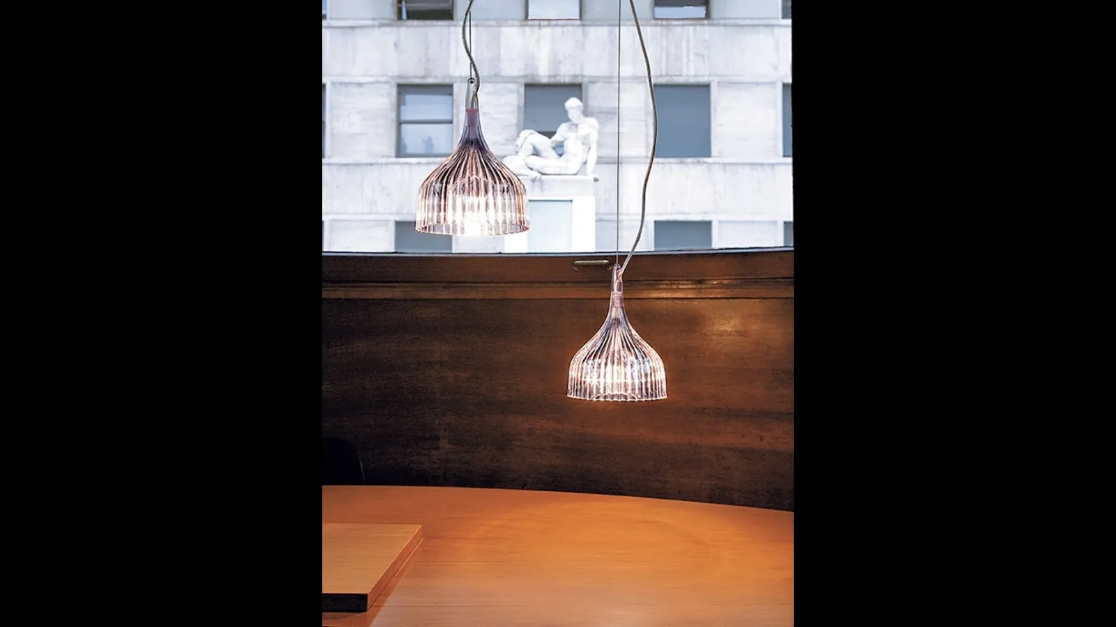 Lampada a sospensione E' in policarbonato trasparente di Kartell