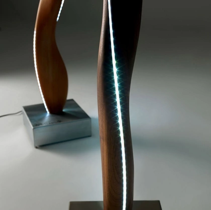 Lampada Fiamma Lamp dal design scultoreo interamente realizzata in legno massello con basamento in ferro di Riva1920