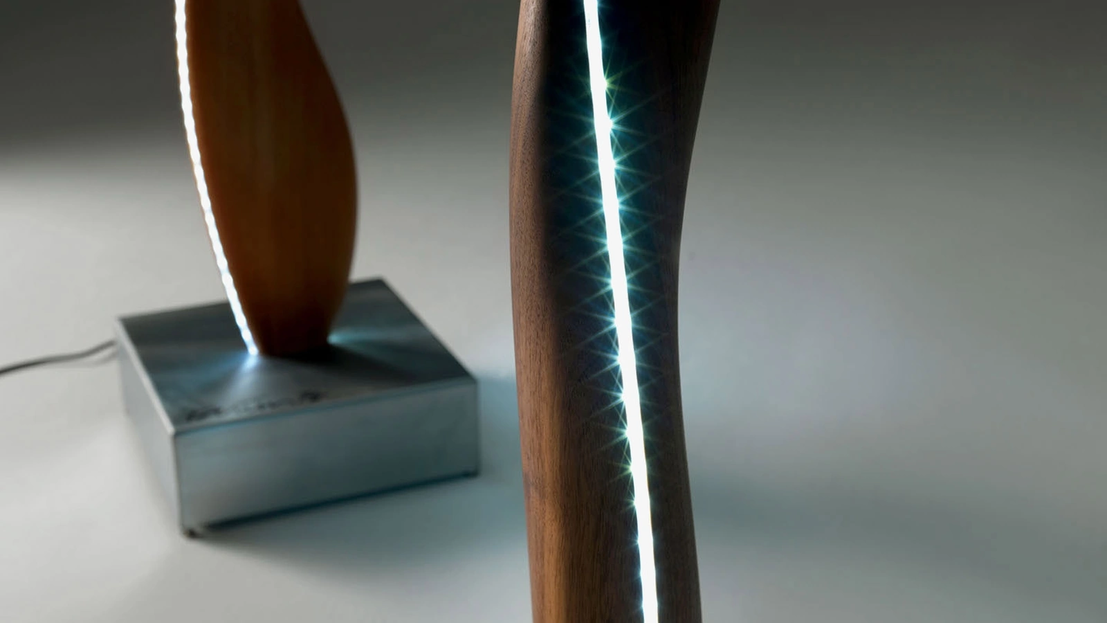 Lampada Fiamma Lamp dal design scultoreo interamente realizzata in legno massello con basamento in ferro di Riva1920