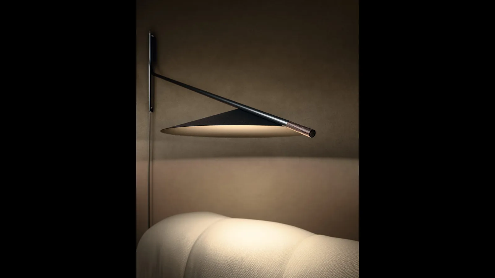 Lampada sottile ed elegante da parete in metallo Glifo Applique di Pentalight