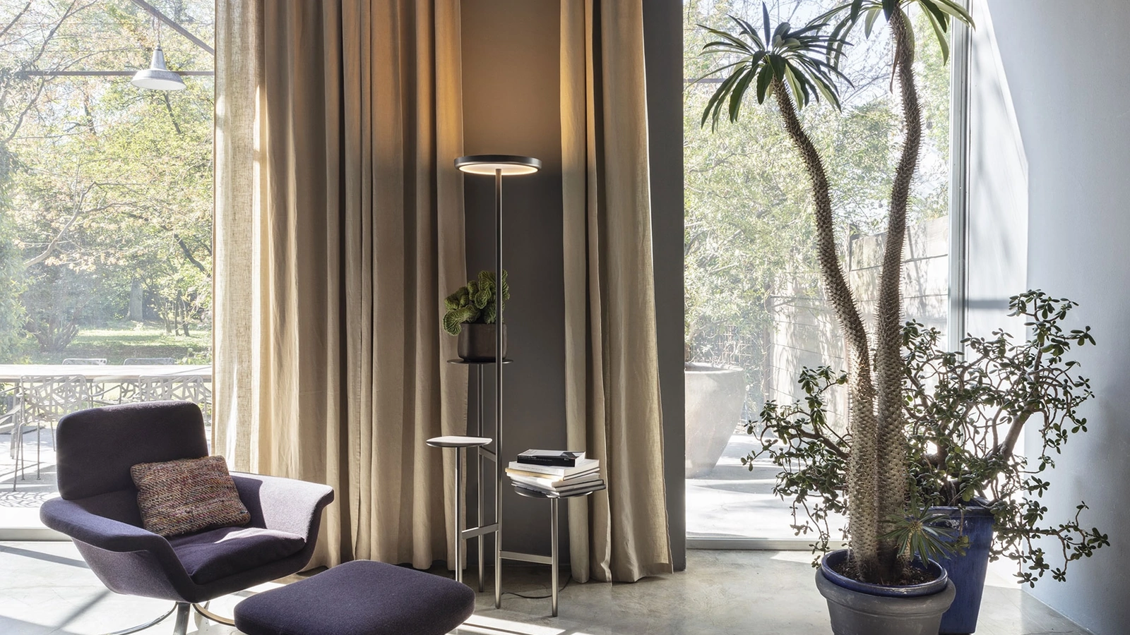 Lampada da terra che unisce luce e piani di appoggio Ikebana Lamp di Mogg