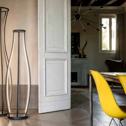 Lampada da terra in metallo curvato Penelope di Moog