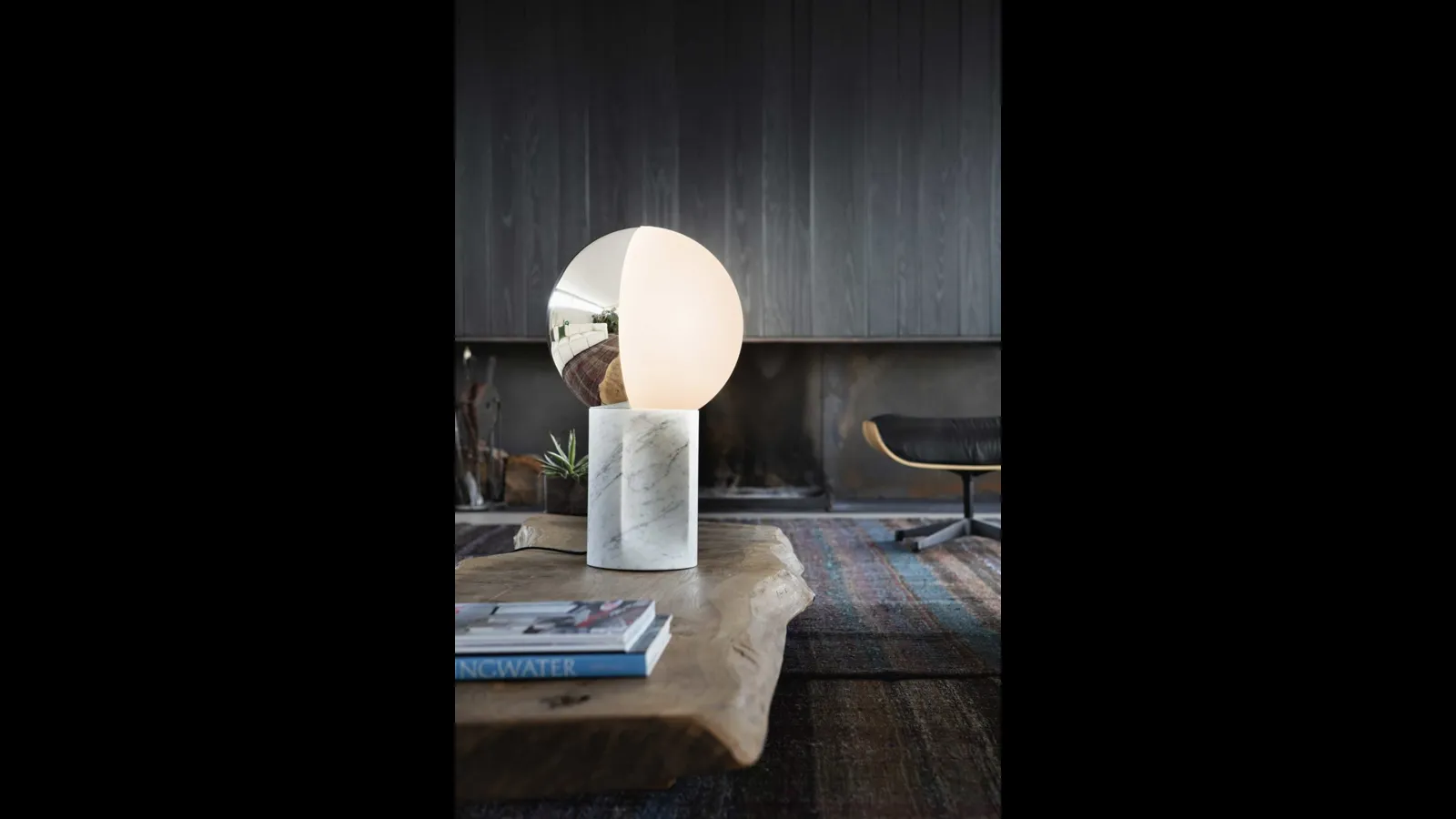 Lampada da tavolo in vetro con base in marmo bianco di Carrara e sfera girevole in vetro bicolore bianco e argento Je Suis di Pentalight