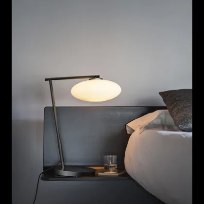 Lampada da tavolo in metallo con diffusore in vetro ovale Mamì di Pentalight